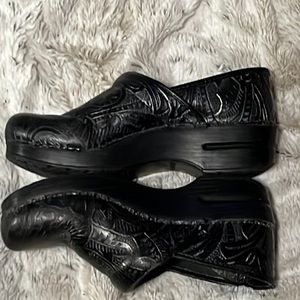 Black Dansko shoes with print. Size 39